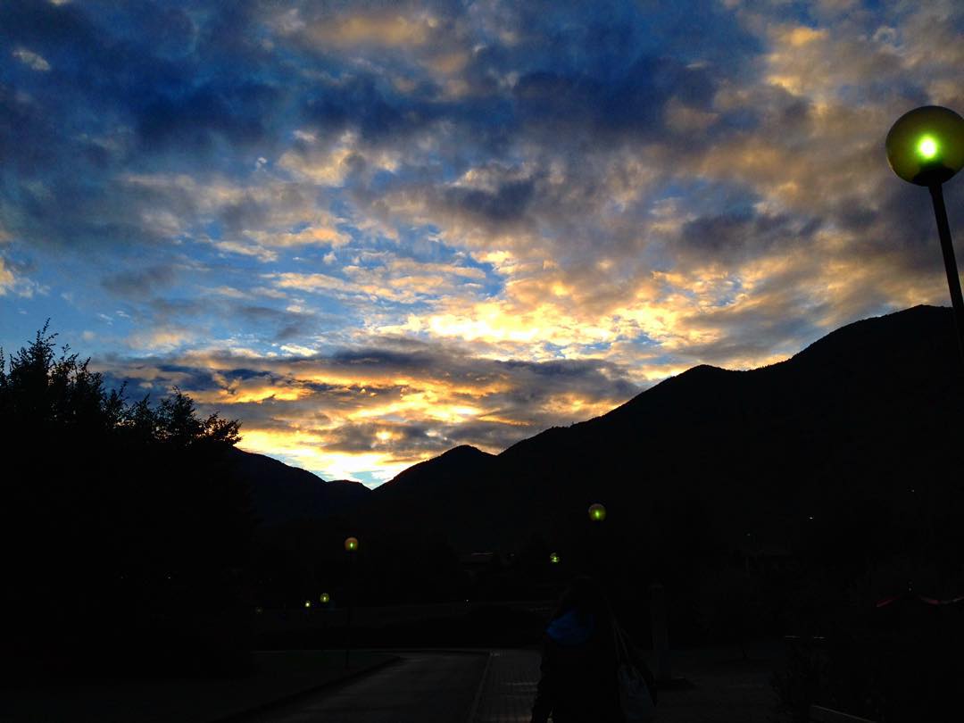 #morning #sky #landscape #amazing #sunrise #goodmorning #sun #clouds #vallecamonica #mountains #autumn #october 🍃🌲🌾🌄