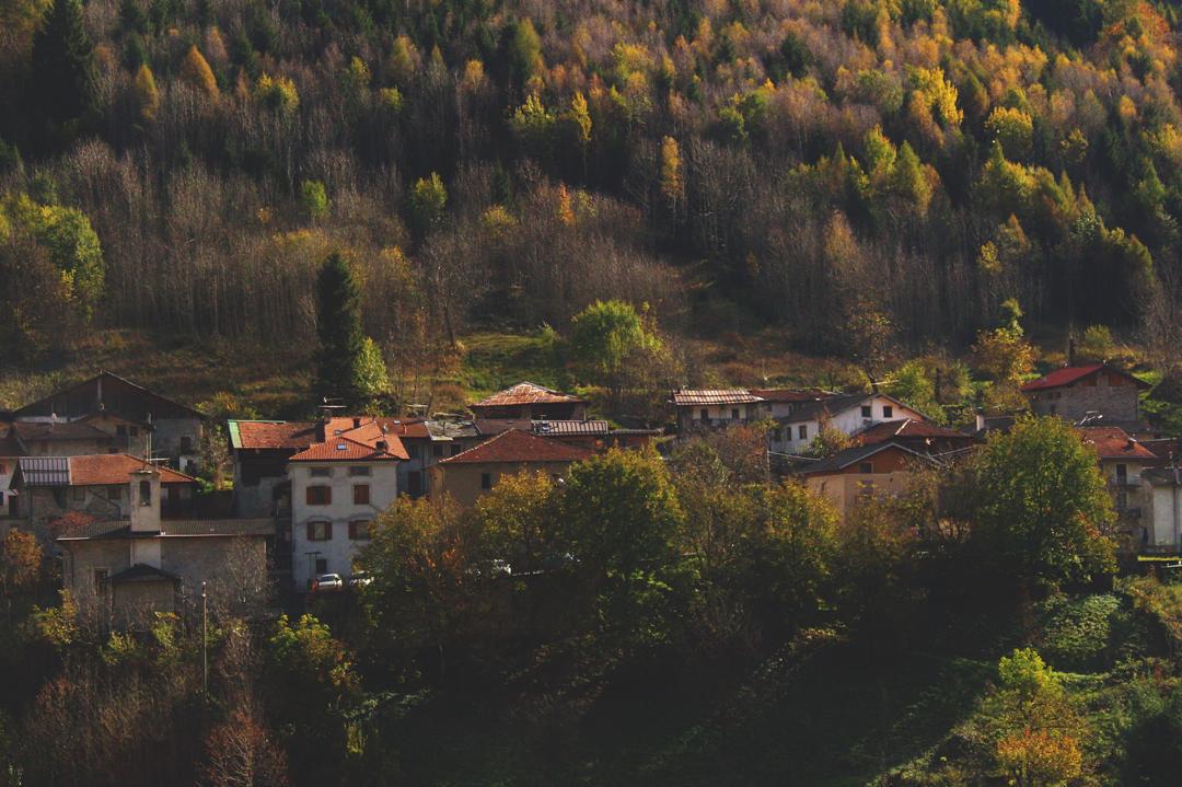 🍂🍂 #nature #valcamonica #houses #elvelasco69 #guthao