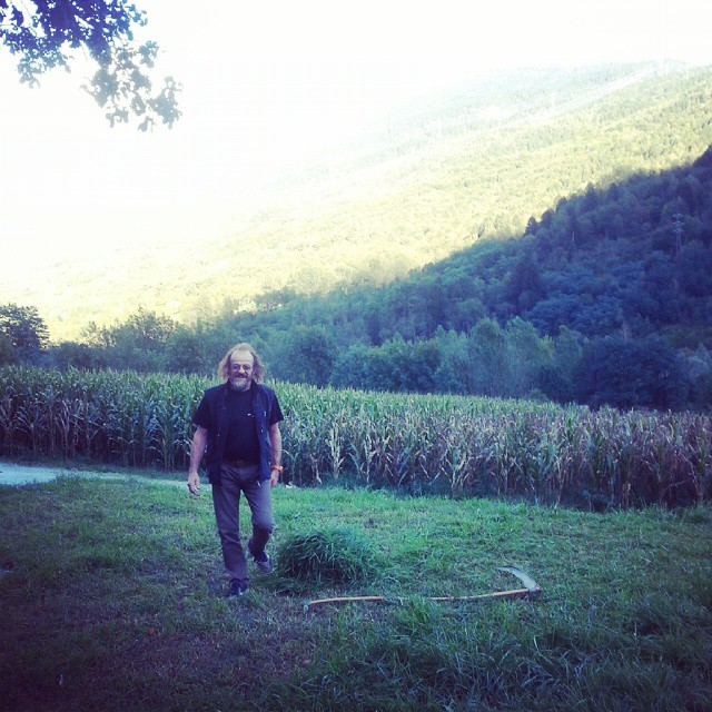 il custode della Terra ha una storia da raccontare, un seme da piantare e un sorriso da offrire. Quassù dove nulla è scontato e le piccole cose non van perdute. #b&bilpettirosso#malonno#valcamonica