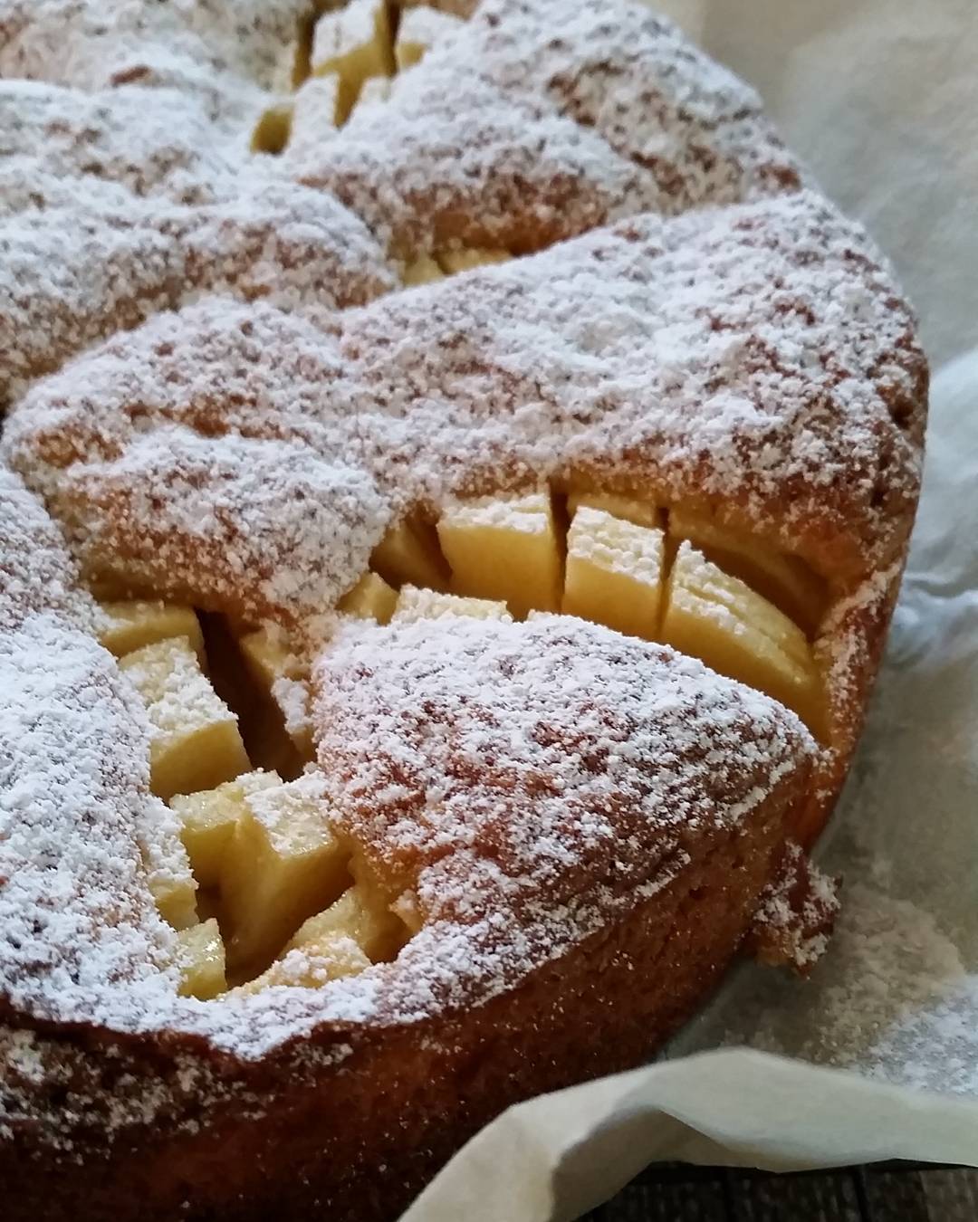 Per pranzo il dolce è pronto .Torta di mele della Val Camonica #valcamonica #valledeisegni #camoneat #boarioterme #pictoftheday #pictureoftheday #food #mele #dolci #sweet #igers #foodie #foodblogger #foodstagram #foodpics
