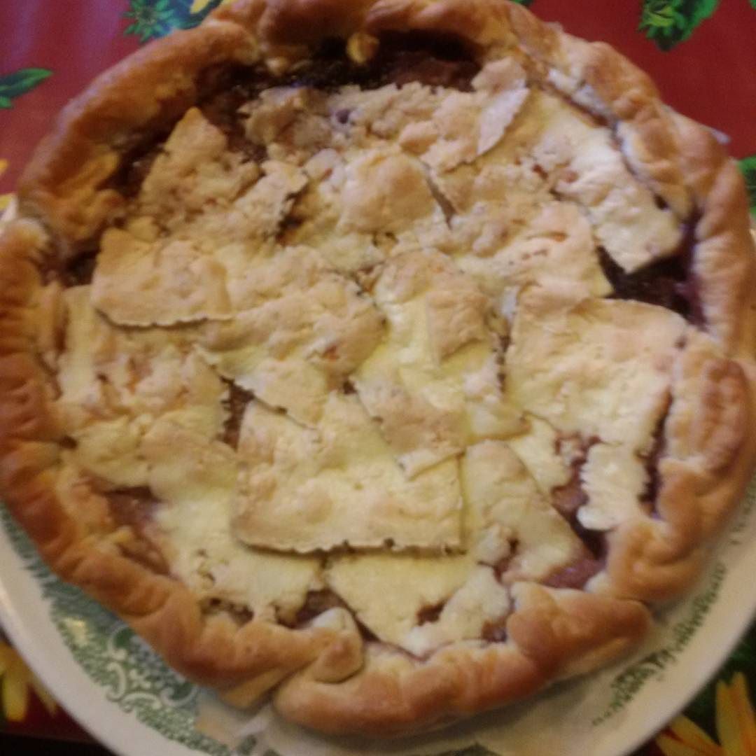 Della serie : “Apri il frigo e indovina cosa ti porto in tavola. …” torta salata in rosa, con radicchio rosso di Chioggia, fiocchi di latte, grana e crosticina di stracchino camuno semistagionato… sono un mostro! #instagram #instaphotos #instafood #foodporn #tortasalata #quiche #formaggi #radicchio #radicchiorossodichioggia#valcamonica #cibo #cibobuono #cheese