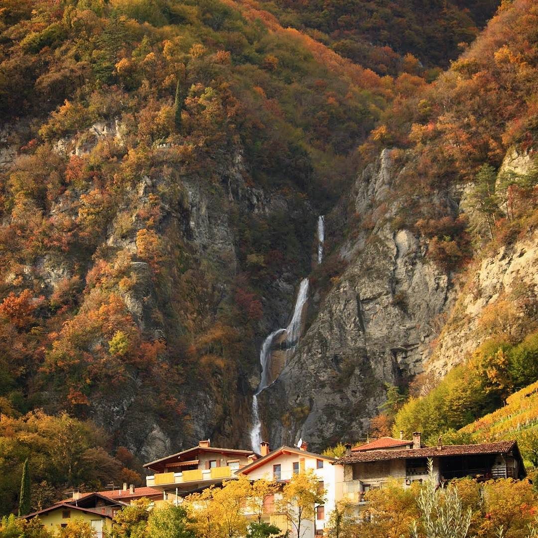 Cascata del torrente davine a #pianborno #vallecamonica #valledeisegni #vivolombardia #vivalavallecamonica #river #falls #autumn #italy #river #mountains