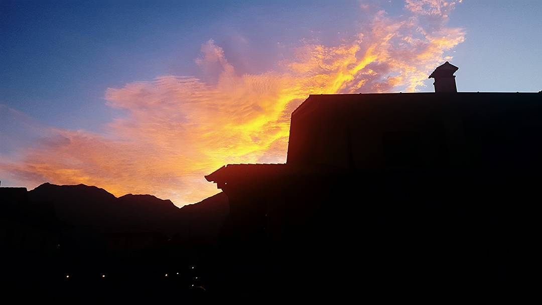 #vallecamonica #volgobrescia #valledeisegni #valcamonica #camonicavalley #malonno #tramonti #tramonto #vivalavallecamonica #sunset #sunrise #sun #pretty #beautiful #red #orange #pink #sky #skyporn #cloudporn #nature #clouds #horizon #photooftheday #instagood #gorgeous #warm #view #instasky #all_sunsets