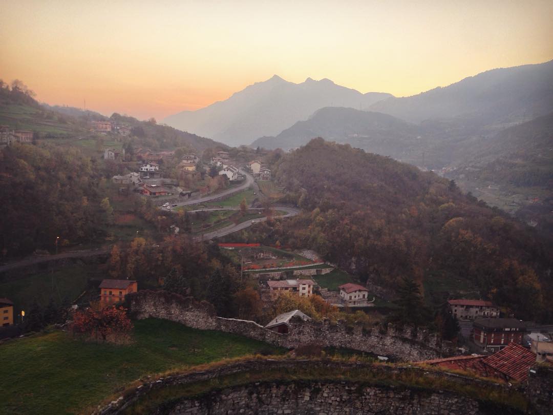 #breno #castello #castellodibreno #valcamonica #brescia #осень #autumn #autunno #lombardia #italia #italy #vacation #италия #tramonto #sunset