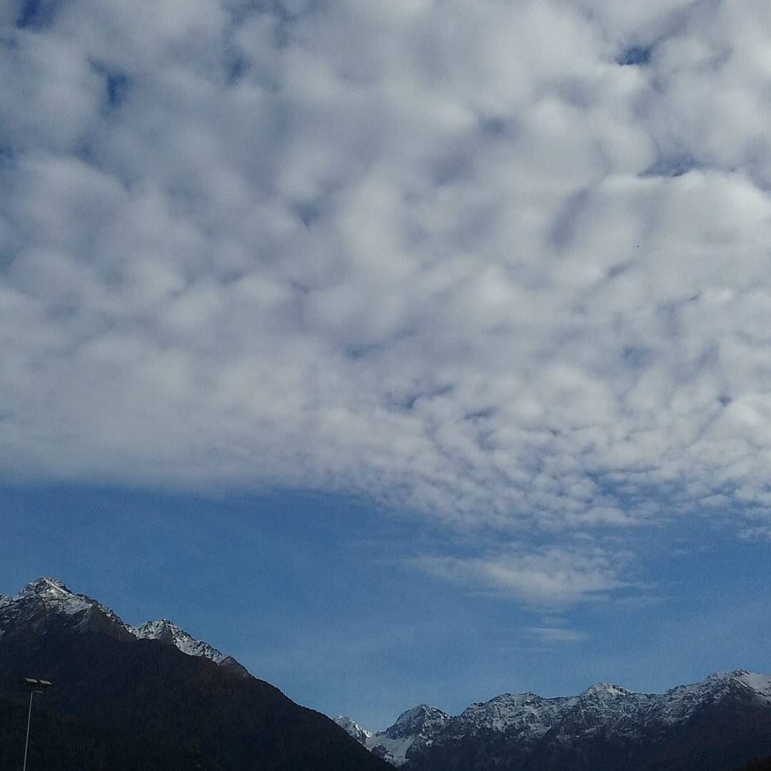 Malonno #vallecamonica #vivalavallecamonica #primaneve #sky #skylovers #naturelovers #november #clouds #snow #mountains #happyness