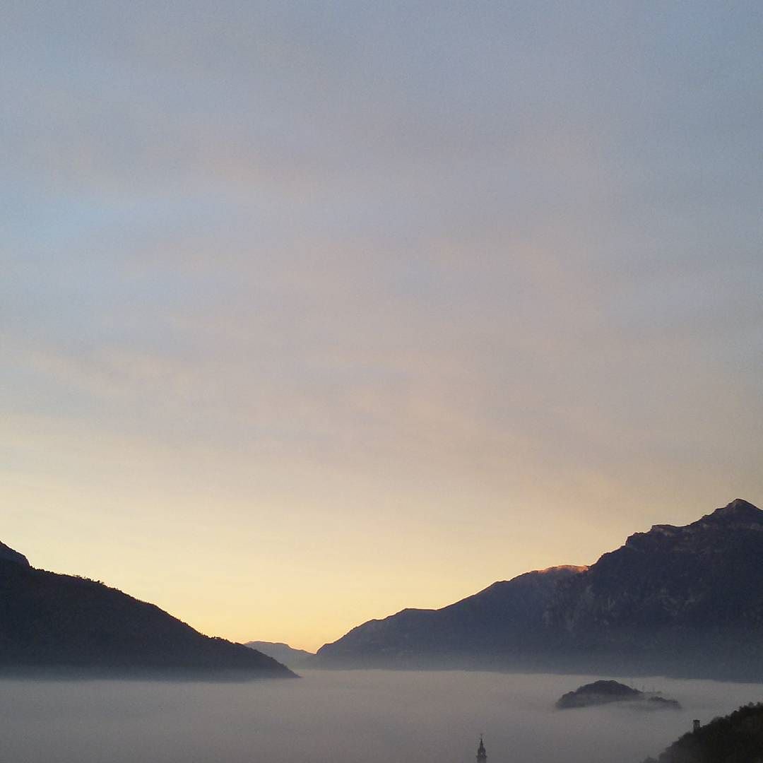 #italy #italien #norditaly #italianalps #alps #mountains #freedom #nature #cloudy #bienno #lombardy #valcamonica #sunshine #autunno #myhome #mygarden #autumn #novembre #november #italia #italie #early #morgen