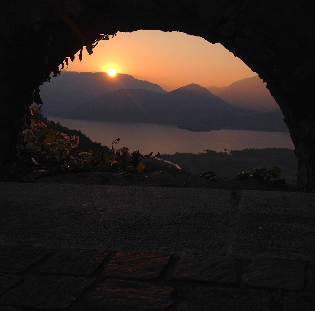 Amazing sunset ! #sunset #mountains #iseolake #lake #sun #november #autumn #fall #landscape #coolpic #orange #view #colors #love #afternoon #vallecamonica #walking 🌄❤️😍🍂