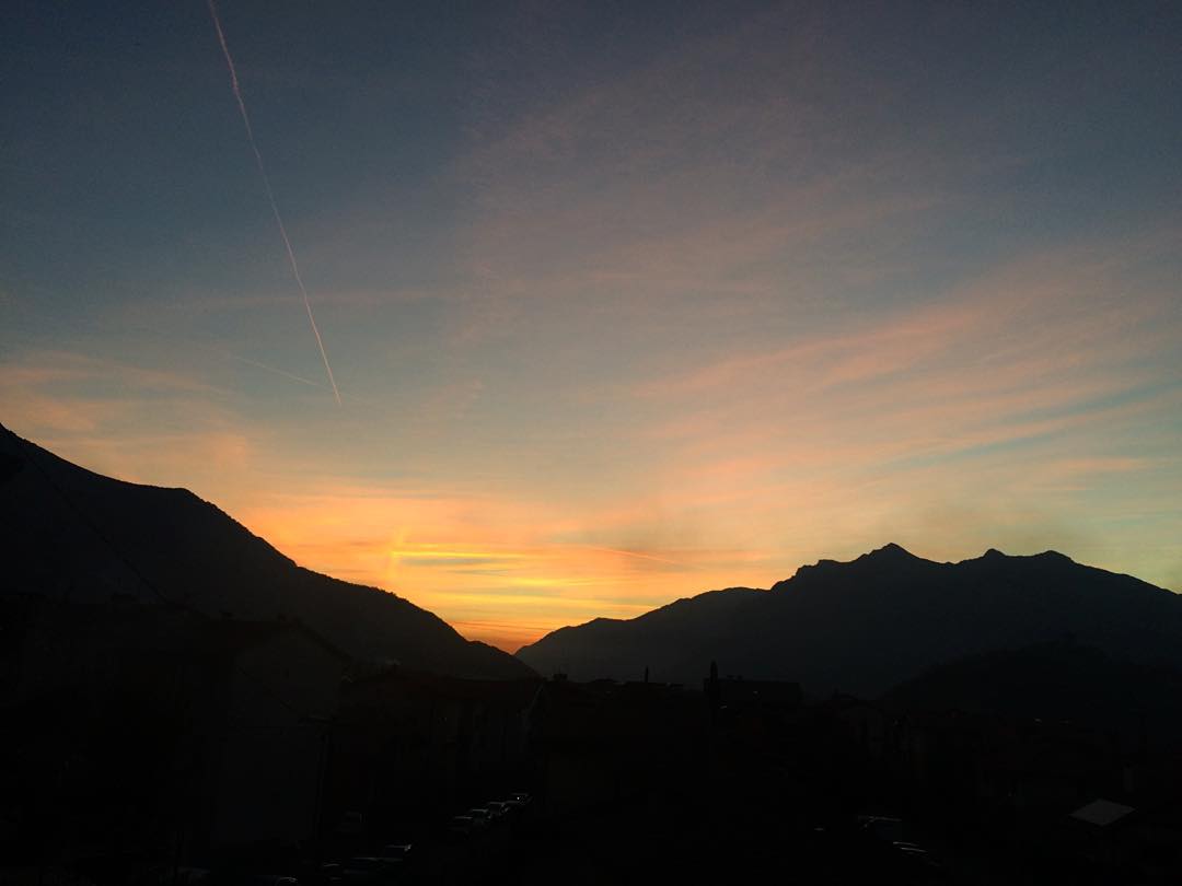 Sunset 🙄✈️☀️ #sunset #sky #mountains #vallecamonica #instanature #skylovers #nature #skyporn #place #vivalavallecamonica #view #clouds #igersitalia #myfeelgoodplace #click_italy #shareyourparadise #relax #top_lombardia_photo #landscape #naturelovers #natureporn #instaitalia #amazing #shot #likeforlike #likeback #november #autumn
