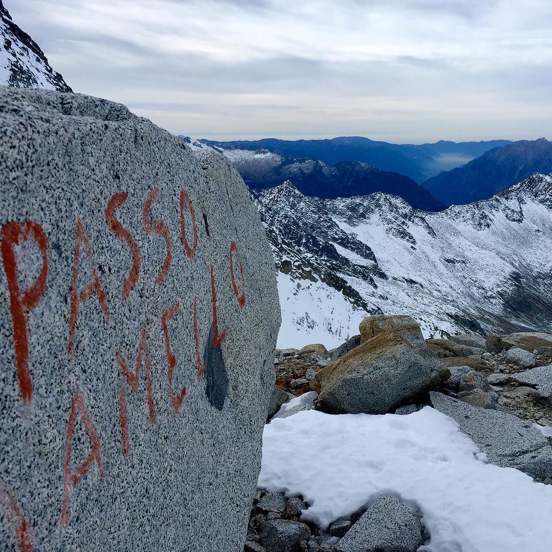 Quale miglior terrazzo dove godersi al meglio la nostra amata Valle!?! #vallecamonica #autunnoparcoadamello #passoadamello #adamello #sky #fog #alps #alpinism #snow #life #rocks