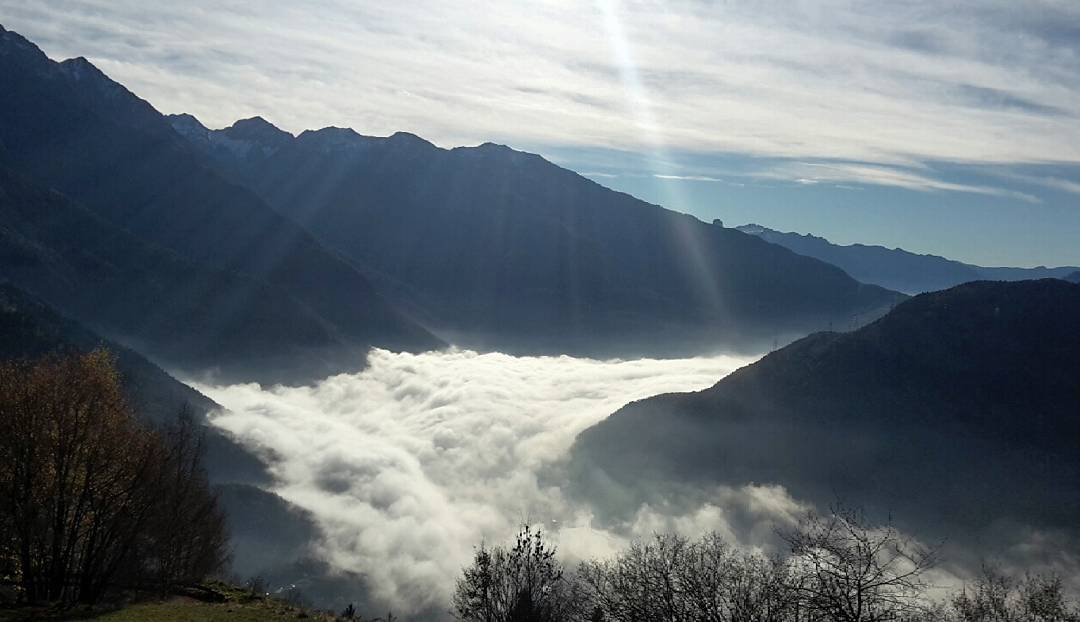 In alto c’è sempre il sole! #sun #sunset #baitdemola #mola #parcoadamello #running #strong #suunto #montain #followme #foog #nebbia #nebbiafitness #trial #trialrunning #bluesky #sky #vallecamonica #edolo