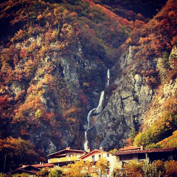 🍂🌄 #autumn#landscape#november#vallecamonica#valledeisegni#brescia#nature#colors#landscape#waterfall#instascape#instadaily#instapic