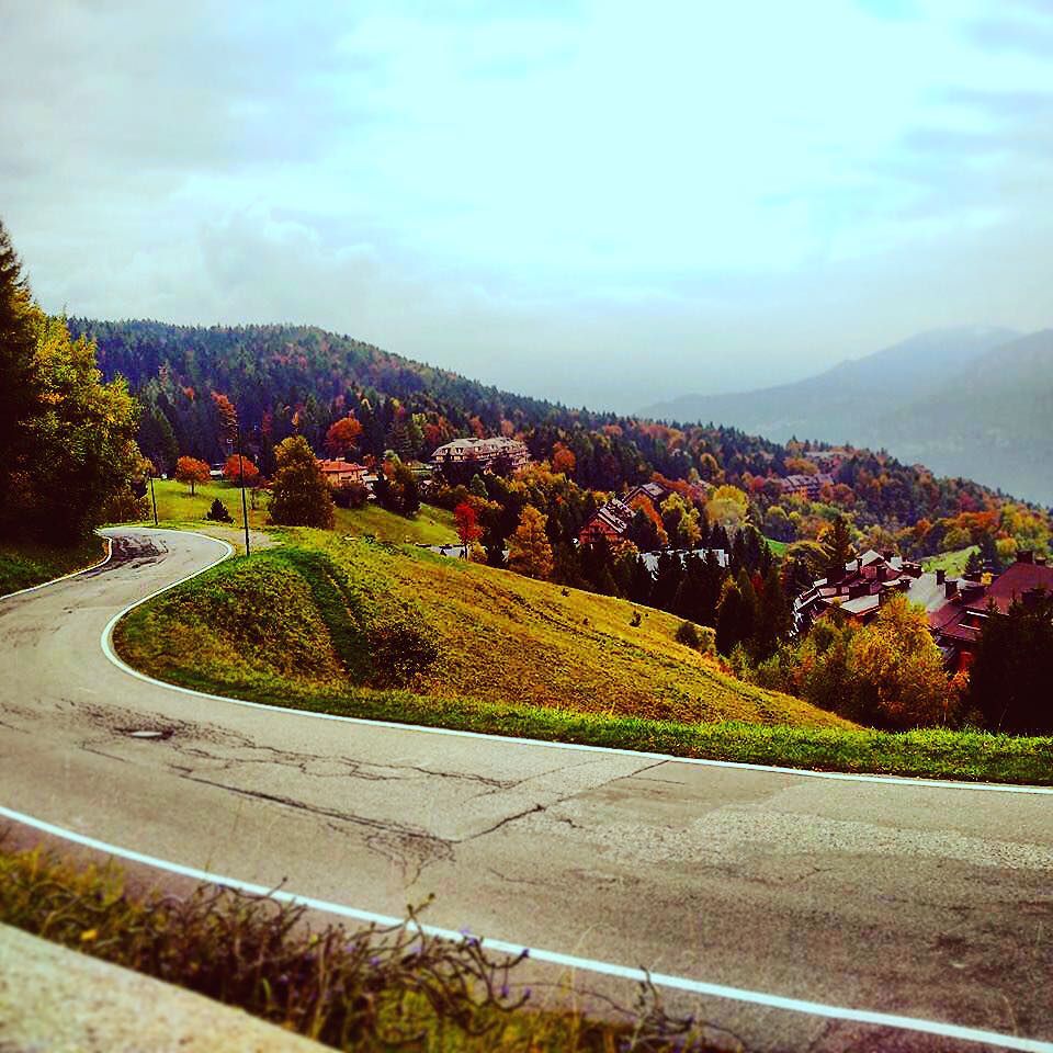Tutti i più grandi pensieri sono concepiti mentre si cammina. #montecampione #nowhere #road #montagna #mountain #brescia #home #vallecamonica #nietzsche #sundaymorning