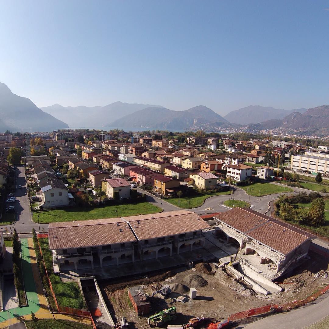 Giornata spettacolare oggi! I lavori vanno avanti!! #Verdeaqua #village#pisogne#vallecamonica#verde#aqua#casa#latuacasa#casapisogne#villa#appartamenti#immobiliare#venditadiretta#lago#iseo