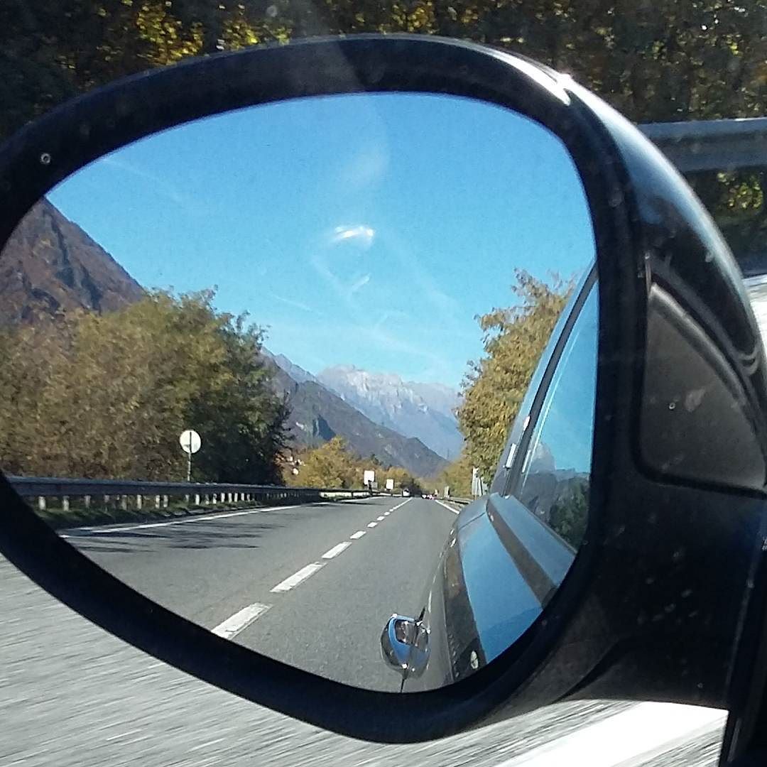 N E S S U N O ! 20 gradi,8novembre #ss42 #sunday #8november #sunnyday #bluesky #nobody #street #vallecamonica #landscape #nofilter #vadoalavorare #mirror #refection