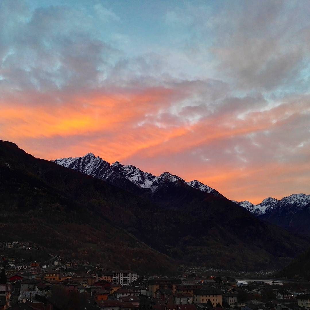 Morning light..#vallecamonica #buongiorno #landscape #Edolo #vivalavallecamonica #earlysunset #goodmorning #italy #brescia