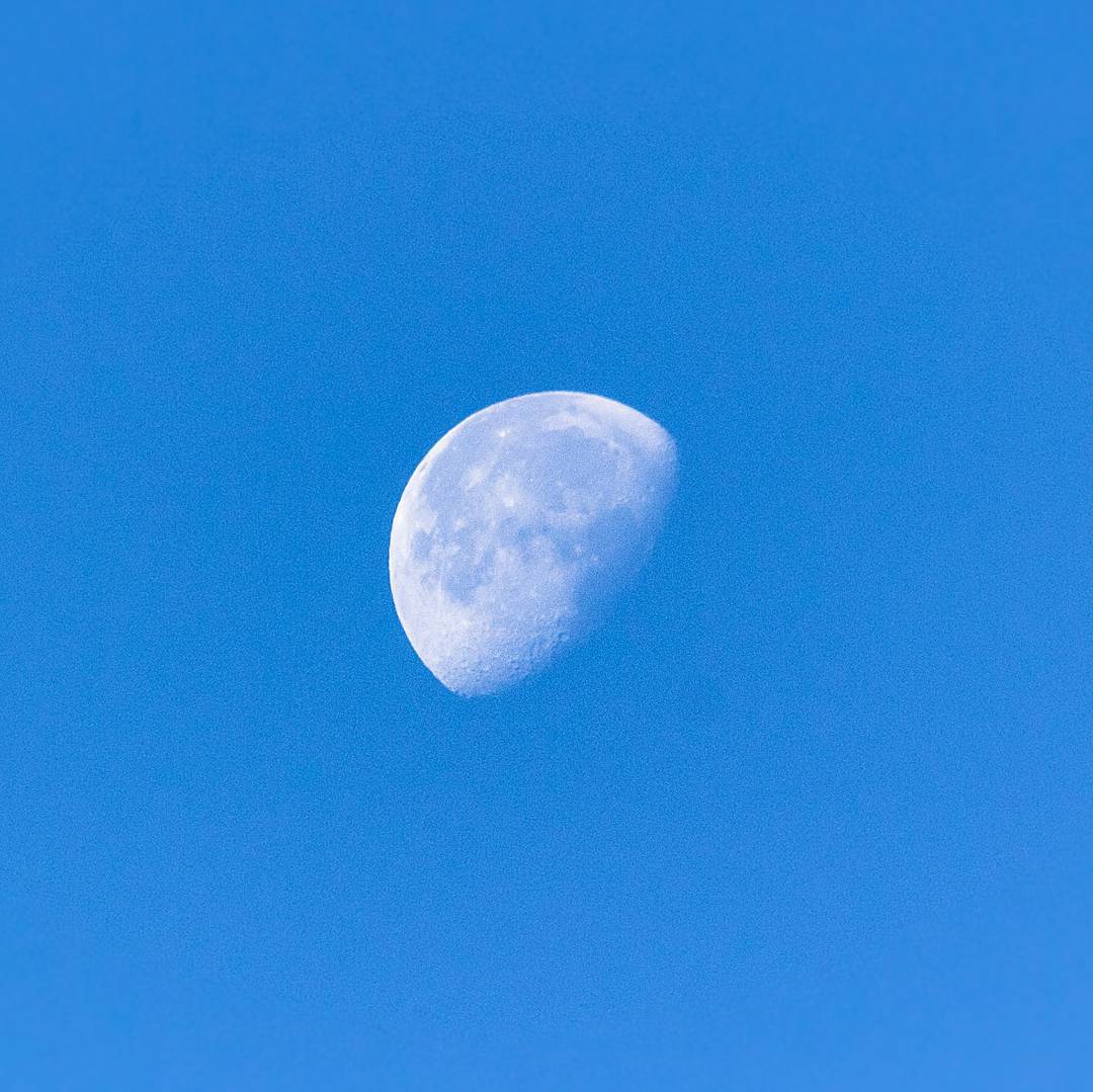 ~ Una strana luna pomeridiana ~ #moon #instaitalia #ig_italy #ita_details #igerslombardia #ig_brescia #sky #gf_italy #foto_italiane #hdr #loves_lombardia #loves_united_italia #contestgram #vallecamonica #vivobrescia #vivonatura #nature #top_italia_photo #1200d #brixia_scatti #volgolombardia