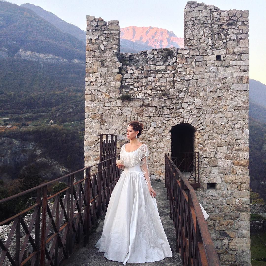 Сегодня был чудесный день и волшебная съёмка в Castello di Breno! #fashion ##breno #castello #castellodibreno #valcamonica #brescia #осень #autumn #autunno #lombardia #italia #italy #vacation #италия #photoshooting #photosession #bride #sposa