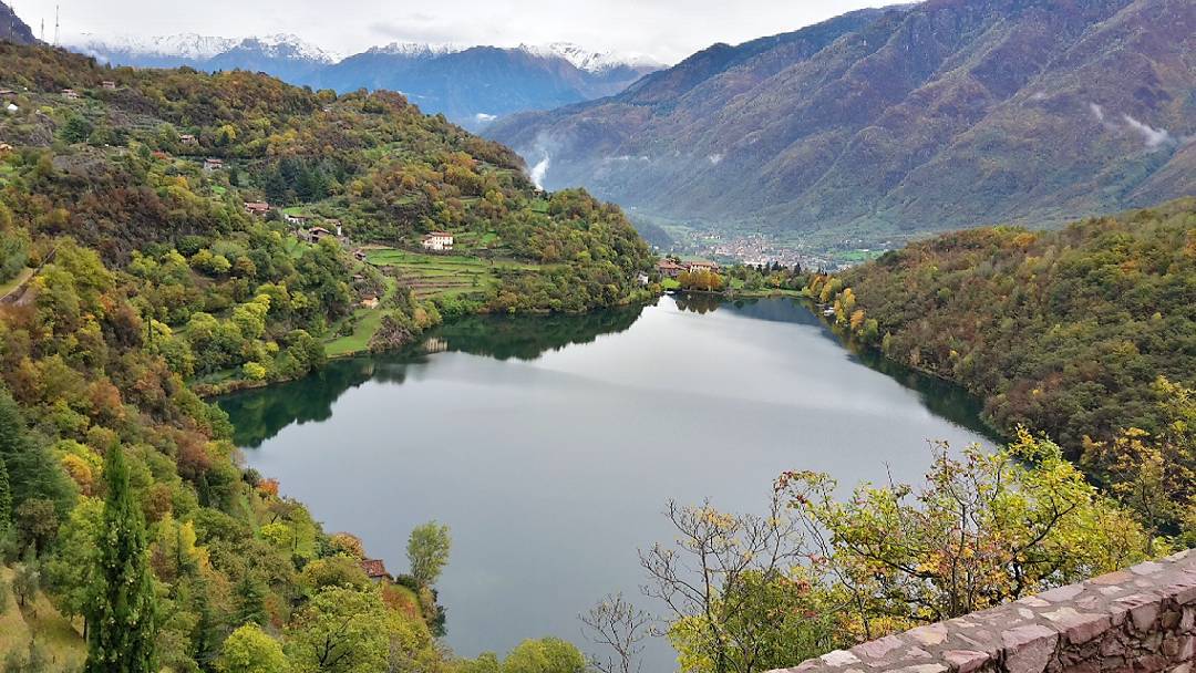 . Colori autunnali del lago Moro . #autumncolors #lagomoro #amazingview #nature #november #aziendagricolascraleca #vallecamonica #lombardy #italy