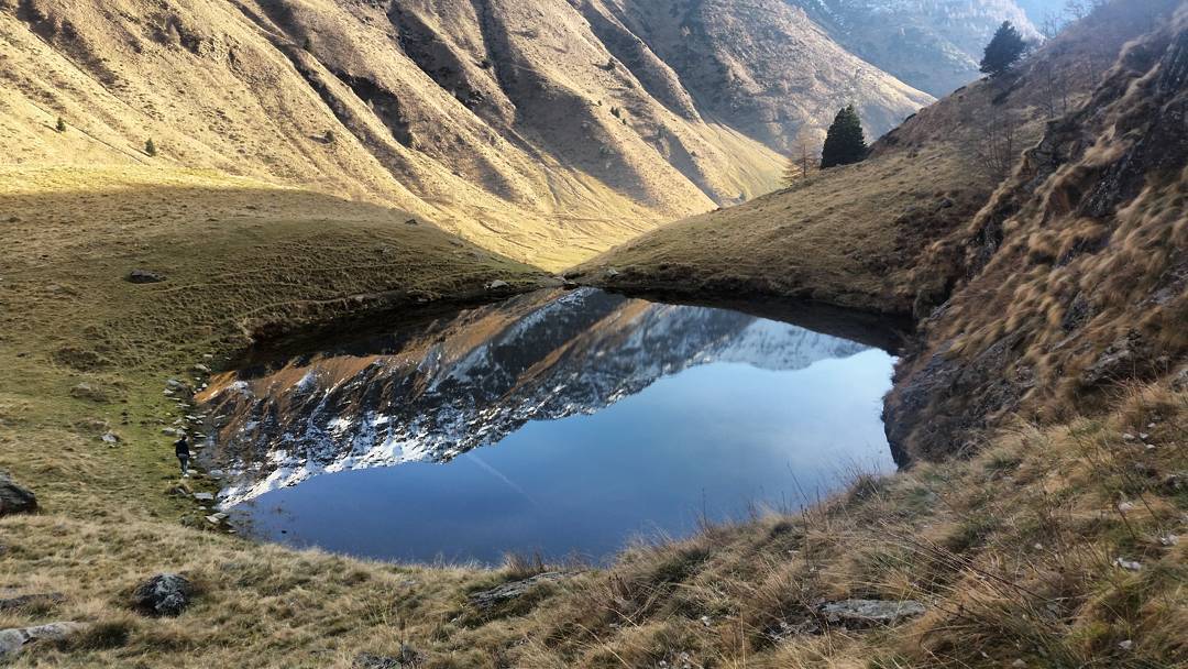 The mountain in the lake. 🗻 #casediviso #vallecamonica #valledeisegni #lake #mountains #reflection #reflect #mirror #autumn #november #walk #sky #water #earofthesea #depth #landscape #postcard #amazing #nature #paradise #world #eco #silence #freesoul #freedom #samsunggalaxys5