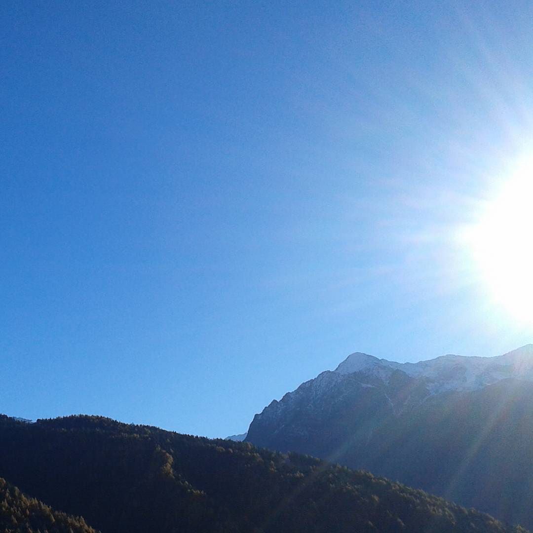 Blu#sky#sun#beautiful#autumn#love#this#place#vivalavallecamonica#vallecamonica#valledeisegni#camonicavalley