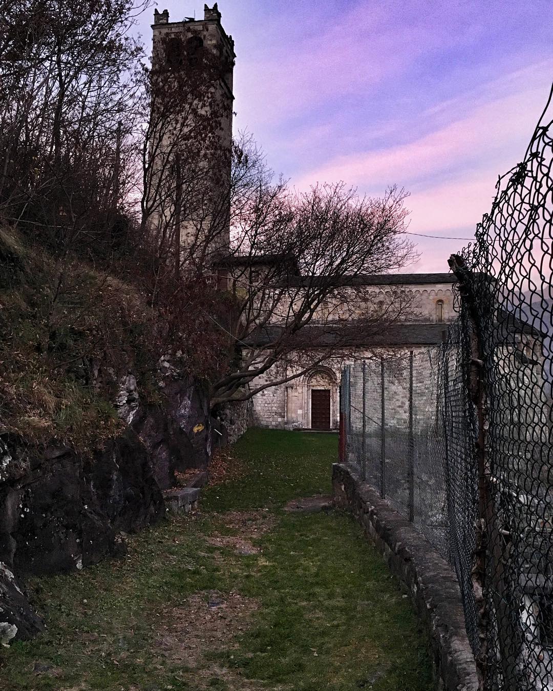 • Bastano poche cose •. 🔸 🔹This 👆 -MyPicture- 👌🙏👏 🔸 🔹 #canoneos #reflex #passione #top #foto #igersitalia #igerslombardia #instaitalia #vallecamonica #vivobrescia #shareyourparadise #lovesitalia #loves_lombardia #lombardia_city #top_lombardia_photo #sunset #sun #curch #red #route #street #capodiponte #pievesansiro #clouds #sky #skyporn #blue