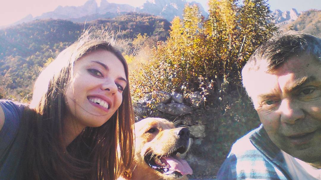 #ilpapàèsempreilpapà #Mondayoff #fatherdaughter #dog #hiking #smile #goldenretriever #autumn #loveyou #colours #mountain #autunno #vallecamonica #Brescia #Italy