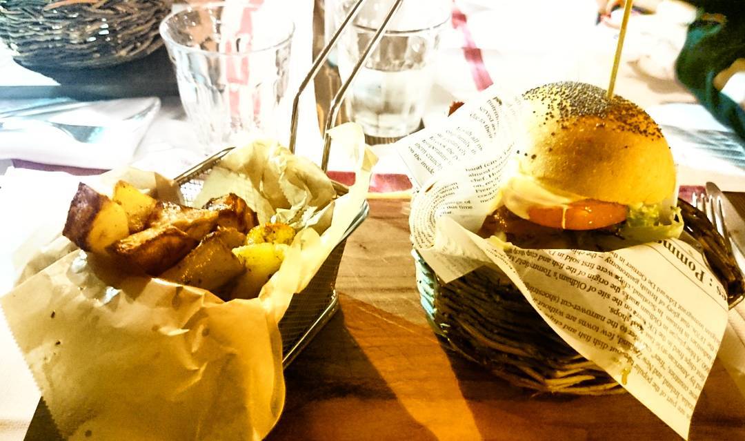 #🍔 #🍟 #🍴 #osteriacantini #borno #vallecamonica #buonappetito #hamburger #patatine altro che #mcdonalds #food #foods #foodie #foodpics #patate #instahamburger #instafood #osteria #ristorante #american #eat #eating #mc #love #yum #yummy #picoftheday #photooftheday #italy #consigliounposto