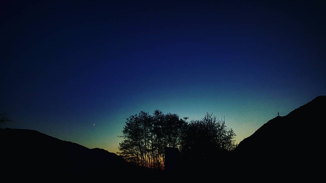 can we pretend that airplanes in the night sky are like shooting stars.. #loscetos #autumn #skyporn #landscape #picoftheday #sunset #tree #sky #forseparto #byebye #instagram #instagood #igitaly #igers #vallecamonica #italy #airplane #skyisover #bob #hayleywilliams #songforsomeone #italy #camunidoitbetter #stars #samsung #wish