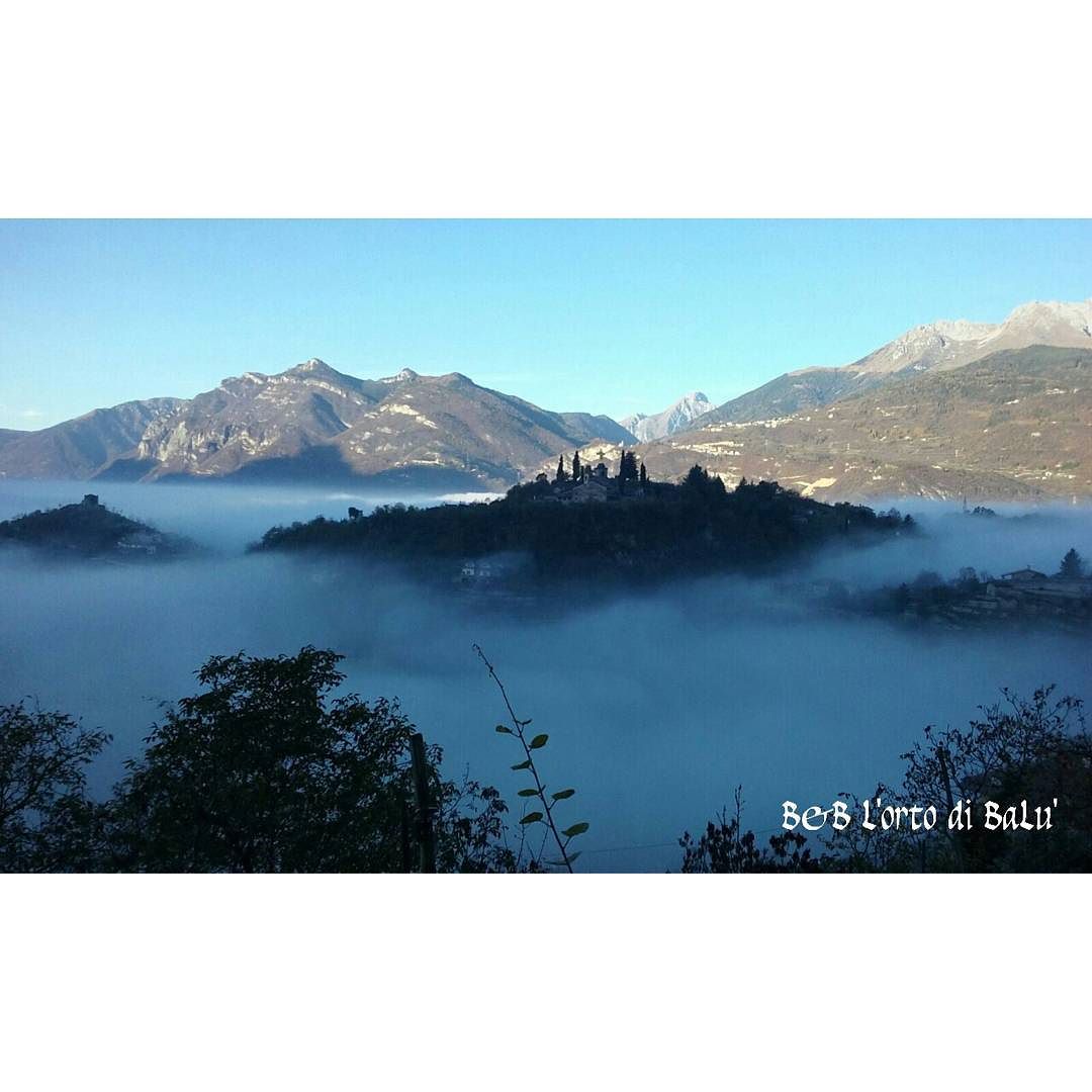 Fascinating… #vallecamonica #Bienno #nebbia #vivolombardia #vivo_brescia #loves_united_lombardia #love #loves_lombardia #natura #amazing #fascinating #fog #autumn #autunno #nature #cristore #cantforgetitaly