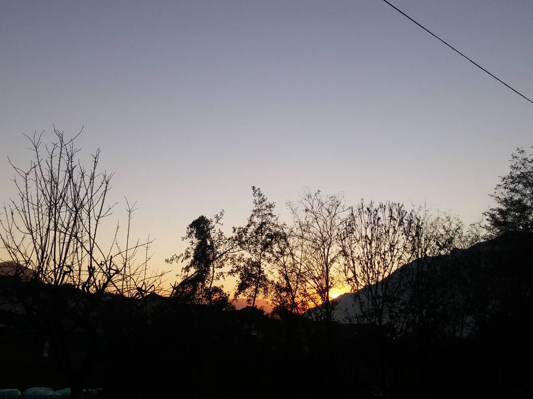 “Tramontando il Sole mette tutta la sua Forza per illuminare cio’ che ha intorno mentre il buio avanza Tutto intorno scorre Soffrendo l’Anima urla dentro il Corpo che sceglie il Silenzio per cercare da solo la pace interiore Tutto intorno scorre” #Tramonto #mountains #Fucine #darfoboarioterme #ValleCamonica #natura #tranquillita #pensieri #estatedisanmartino #alberi #autumn #me #10novembre2015🌄🌙🐮