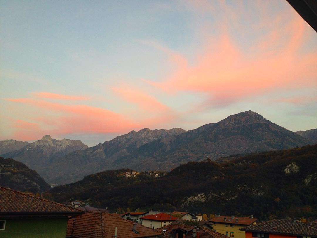 • Pink clouds 🌄 #sunset #Malegno #vallecamonica #frommyroom #view #amazing #landscape #mountains #pinkclouds #houses #rooftops 🙄🌸