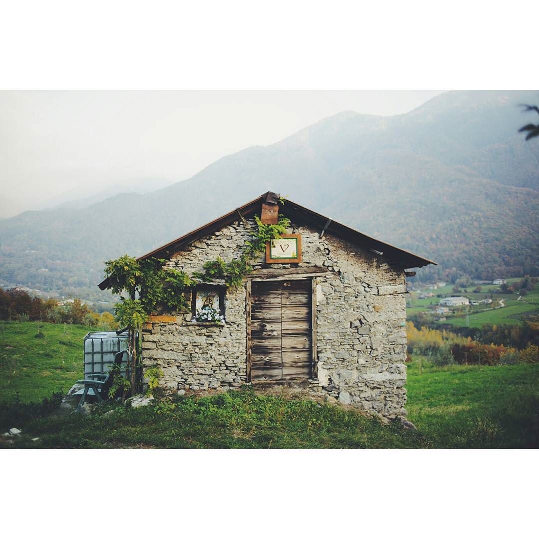 V… enerdì ! 💃 #weekend #friday #venerdi #valcamonica #brescia #italia #italy #iloveitaly #iloveweekends #house #mountains #vsco #vscocam