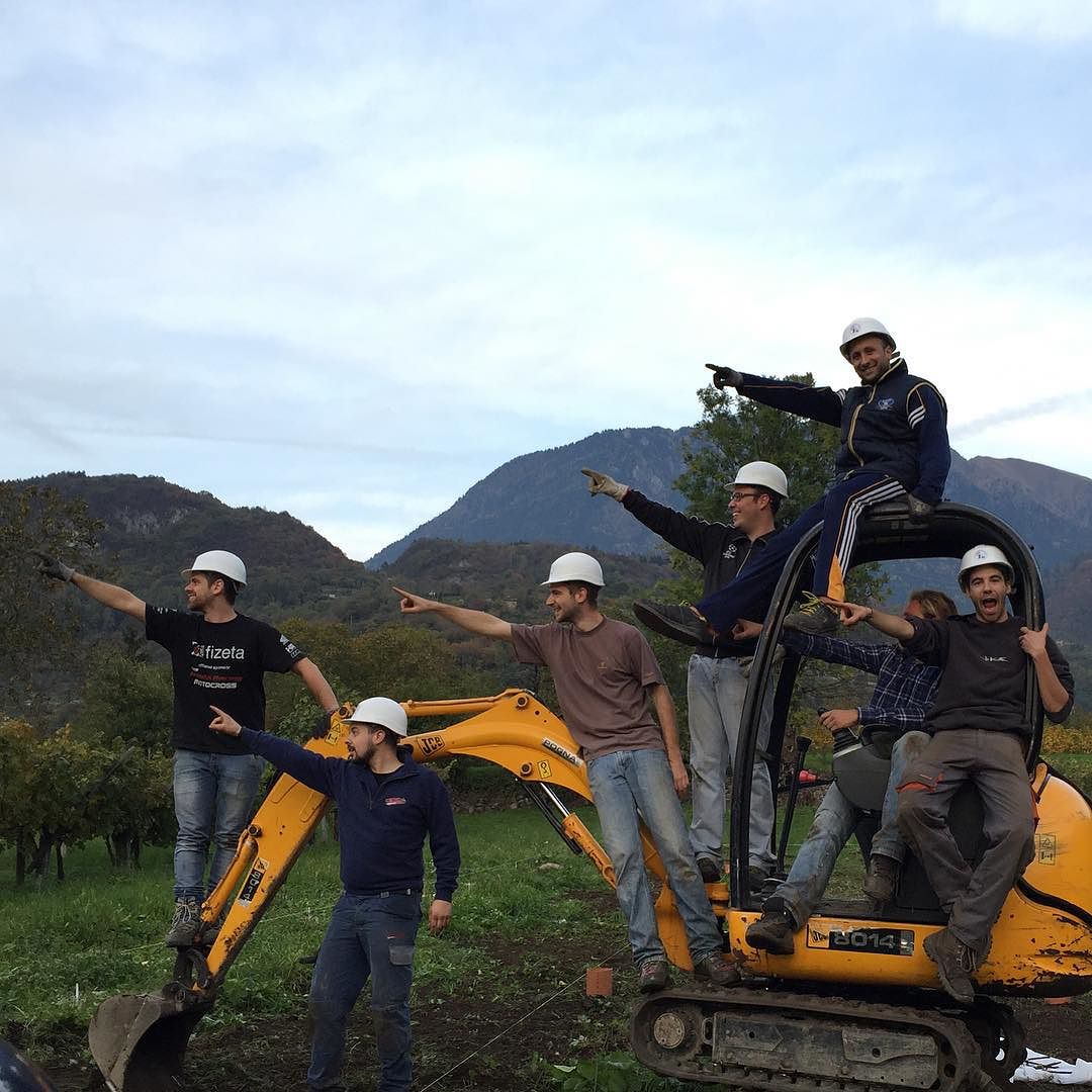 Oh… Guarda un palo che vola! @luppoletocamuno #upgrade #work #ampliamento #ciaopalivecchi #nofilter #gohardorgohome #hop #100happyalcool #100happyluppolo #hopplant #luppoleto #luppoletocamuno #valcamonica #vallecamonica #camonicavalley #bienno #growinghopsincamonicavalley #growinghopscamonicavalley #brewmaster #hopsmaster #HappyHops #beerporn #birra #microbrewery