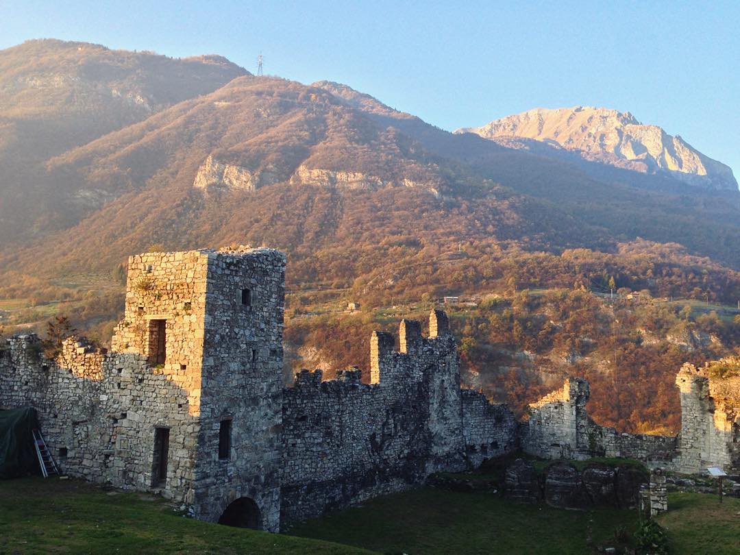 #breno #castello #castellodibreno #valcamonica #brescia #осень #autumn #autunno #lombardia #italia #italy #vacation #италия #nofilter