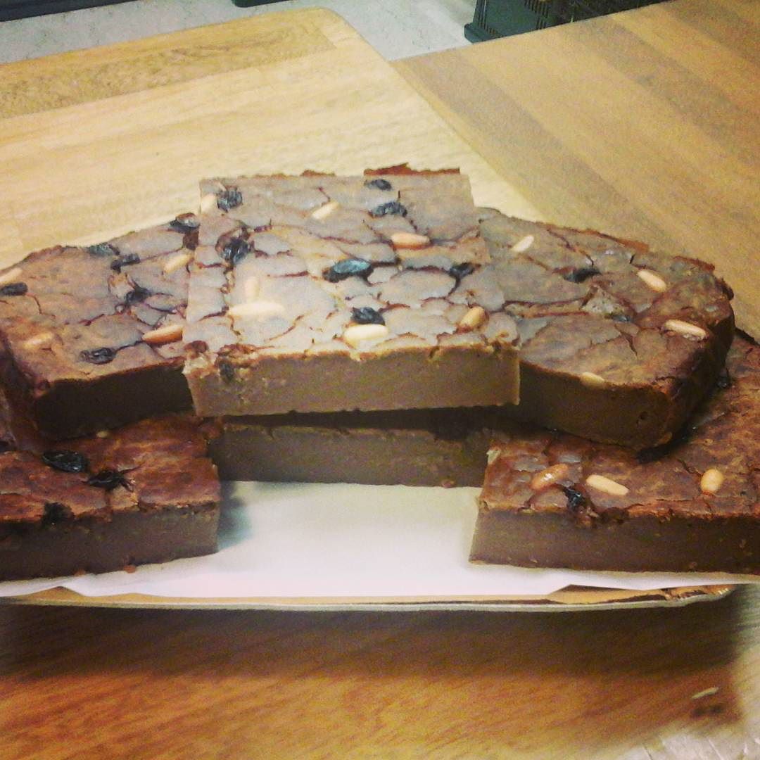 #castagnaccio #pattona #patuna nostra produzione.#farina #vallecamonica buono con latte #pinoli #uvetta….mi fa impazzire doverlo solo guardare. #kilometrizero #food #territorio cibi dell autunno.kilometrizero dove le cose buone sono di casa….