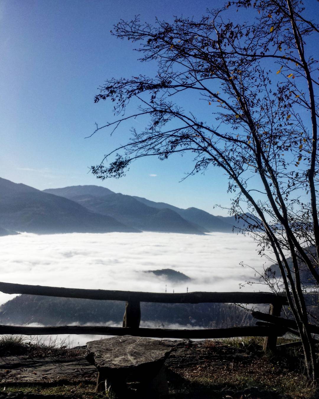 The undiscovered country 🌐👣 #outdoor #training #motivation #skyrunning #undiscovered #inspiration #running #runningitalia #mountain #montagna #italy #vallecamonica #valledeisegni #sun #fog #sky #photo #photografy #picoftheday