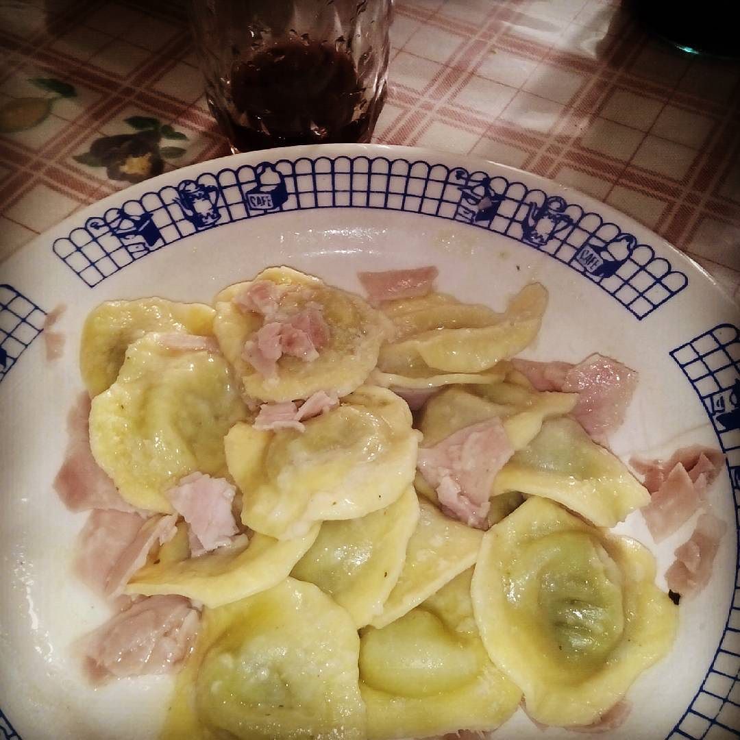 Buon Appetito :3 #DaNonna #GutenAppetit #bonappétit #RavioliProsciuttoeBurro #VinoCasalino #Wein #wine #Wasser #Water #Love #Liebe #Top #SehrSchön #vallecamonica #Sun