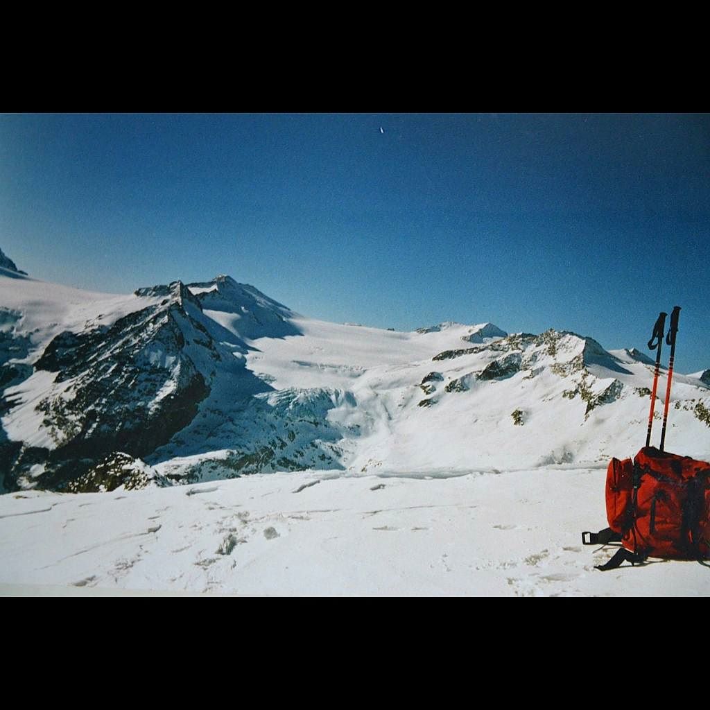 Foto del vecchio sull’Adamello (fine ’70?) quando faceva da guida alpina. #Adamello #guidaalpina #cai #Valcamonica #mountains #instageo #mountains #vintagephoto