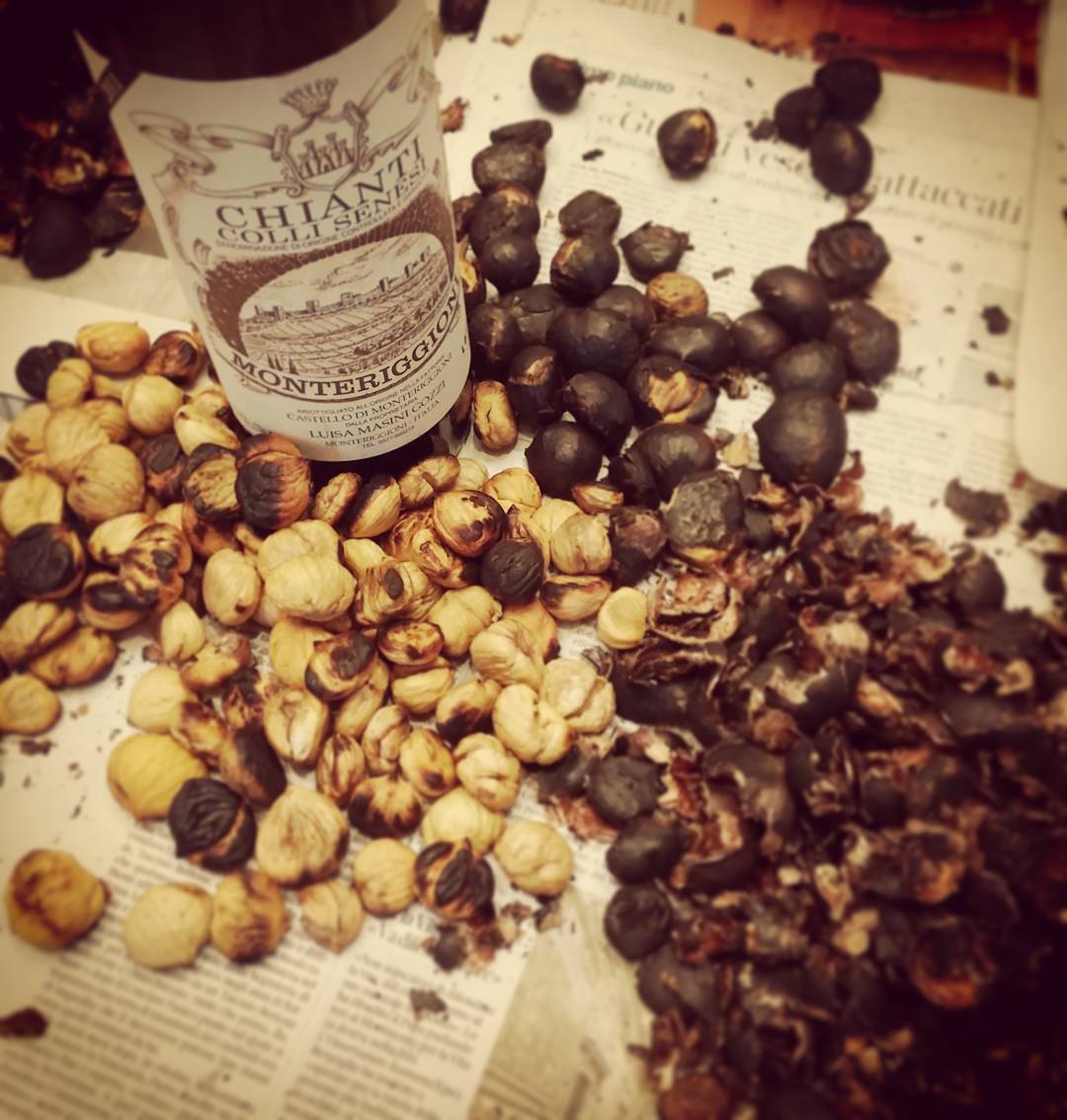 Prendi una #domenica d’#autunno, #fuoco e #caldarroste e aggiungi un bicchiere di #Chianti. #felicità #familytime #homesweethome #happiness #fall #redwine #Sunday #shells #chestnuts #valcamonica #brescia #Italy