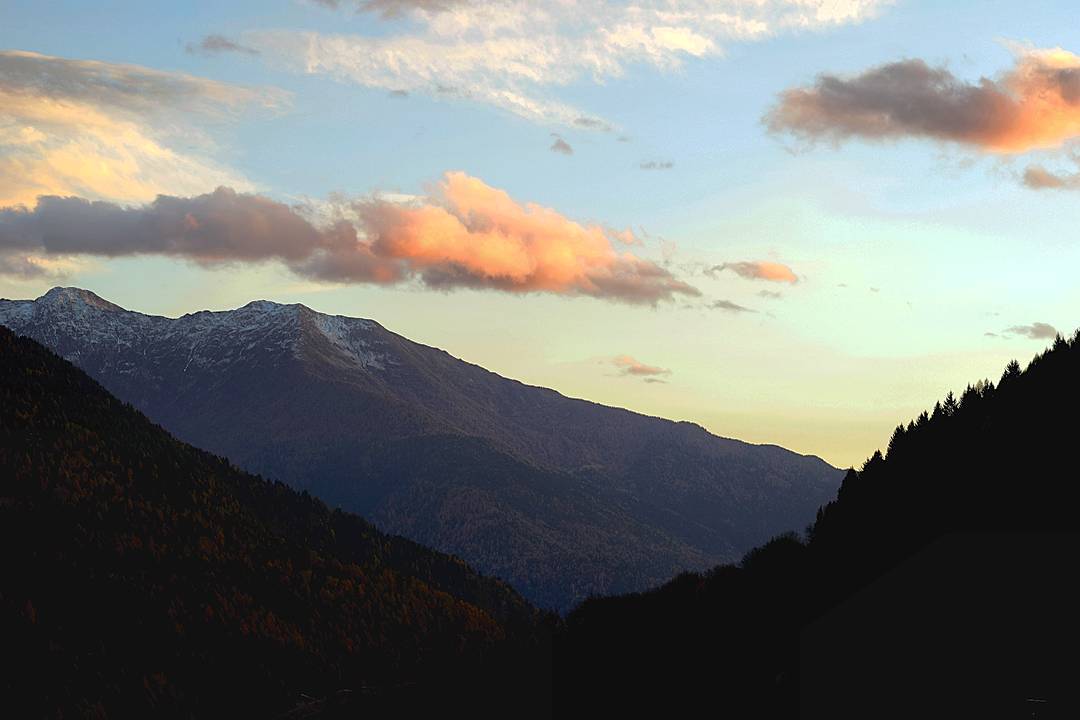 Tramonto in Valcamonica #nikon #reflex #vallecamonica #nuvole #nubi #clouds #naturalbeauty #nature #natura #panorama #landscapes #paradise #nikkorlens #nikkor50mm #brescia #lombardia #sunshine #sunset #sunlight #tramonto #mountains #nord
