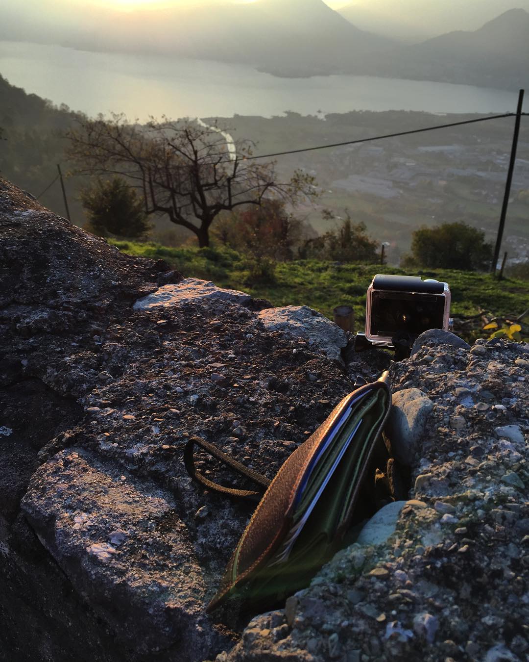 • L’attrezzatura non fa il risultato •. – Golden Hour Time -. 🔸 🔹This 👆 -MyPicture- 👌🙏👏 🔸 🔹 #canoneos #reflex #passione #top #foto #igersitalia #igerslombardia #instaitalia #vallecamonica #vivobrescia #lovesitalia #loves_lombardia #lombardia_city #top_lombardia_photo #best_pics_ #natgeo #phototag_it #nationalgeographic #superhubs #white #igs_world #nikontop