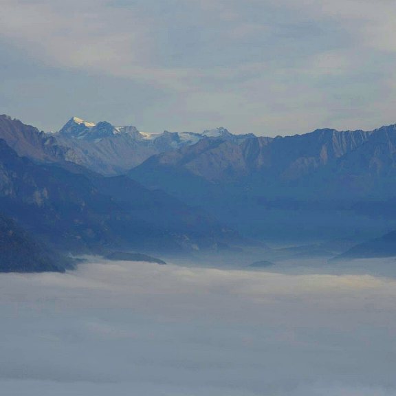 In lontananza si puo’ vedere il gruppo dell’Adamello,il Monticolo e la Valcamonica. #fog #Valcamonica #Sebino #Lake #Sponda #occidentale #lacustre #Orobie #ambient #photo #mountains #geologypage #unimib