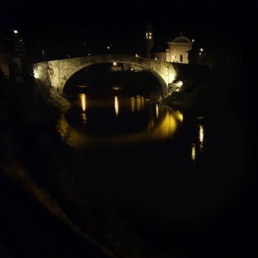 #nature #naturelovers #night #italy #italyiloveyou #ig_italy #ig_brescia #igdaily #vallecamonica #city #bridge