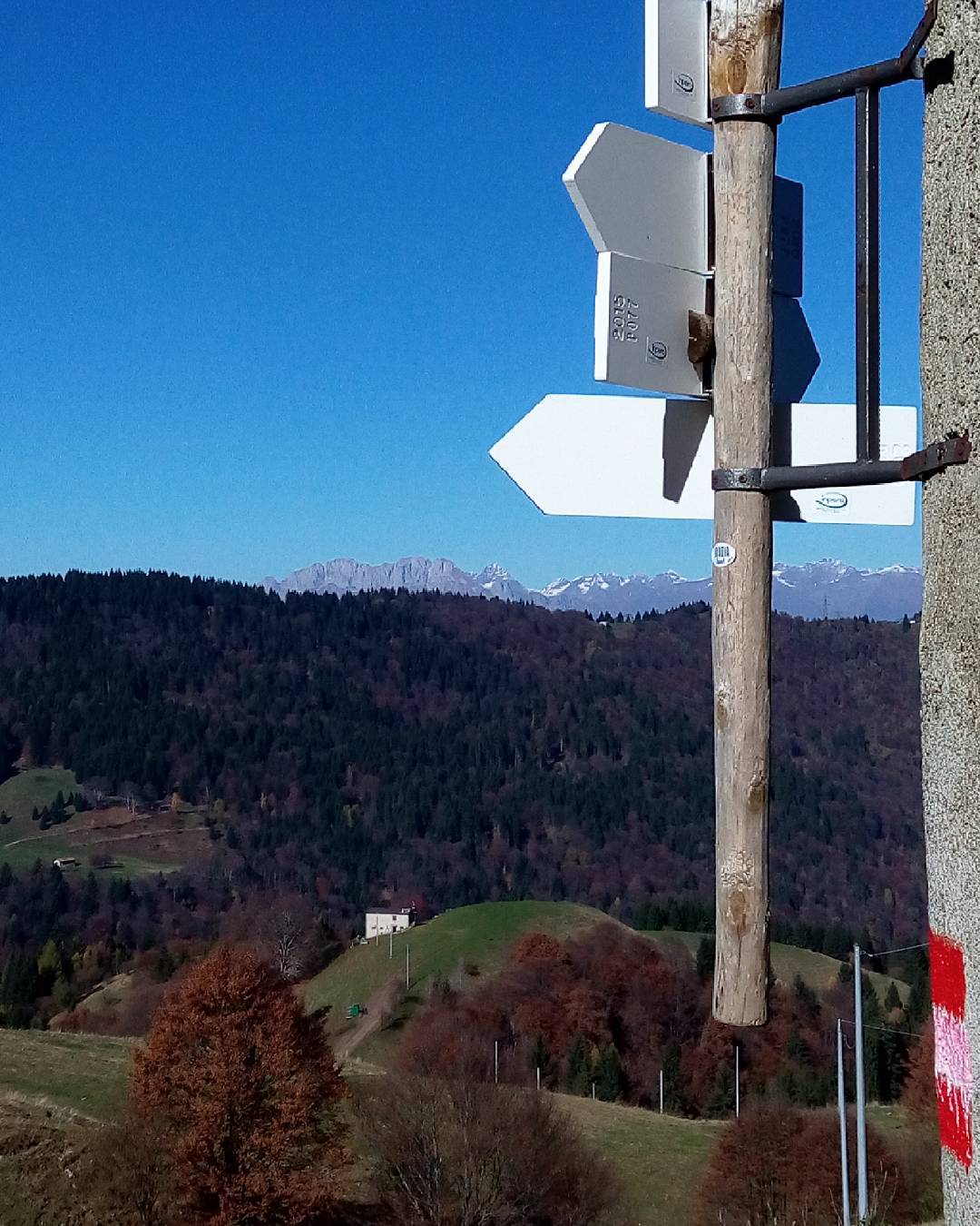Presolana da malga Foppella – Valtrompia. #autunno #domenica #ognissanti #sentieroletrev #valCamonica #valtrompia #altosebino #ilovetrekking