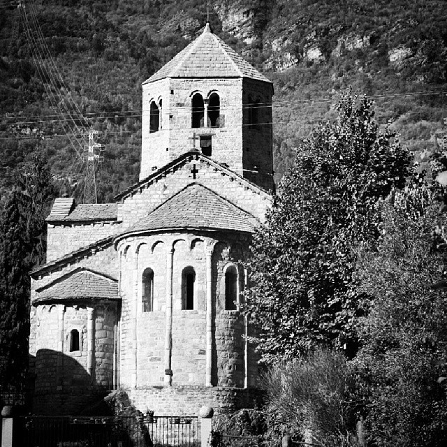 @Regrann from @clonoemi78 – Il Monastero di San Salvatore, Capo di Ponte #monasterosansalvatore #vallecamonica #valledeisegni #monastero #chiesa #church #igerslombardia #lombardia #ig_brescia #brescia #Regrann #romanico #arte #cultura #culture #religione #religion #sansalvatore #volgobrescia #abside #architettura #architecture #medieval #medioevo #middleages #capodiponte