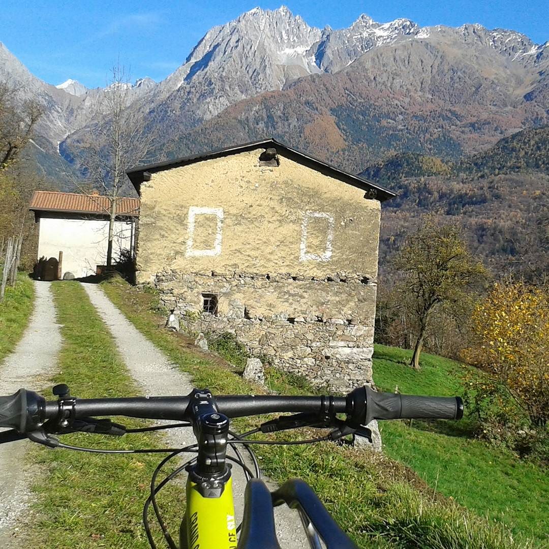 #landscape #vallecamonica #malonno #autunno #relax #easyride #liveyours #pedalataconvista #nonceunanuvola #intothenature #mtb #inscioltezza #canyon_bikes