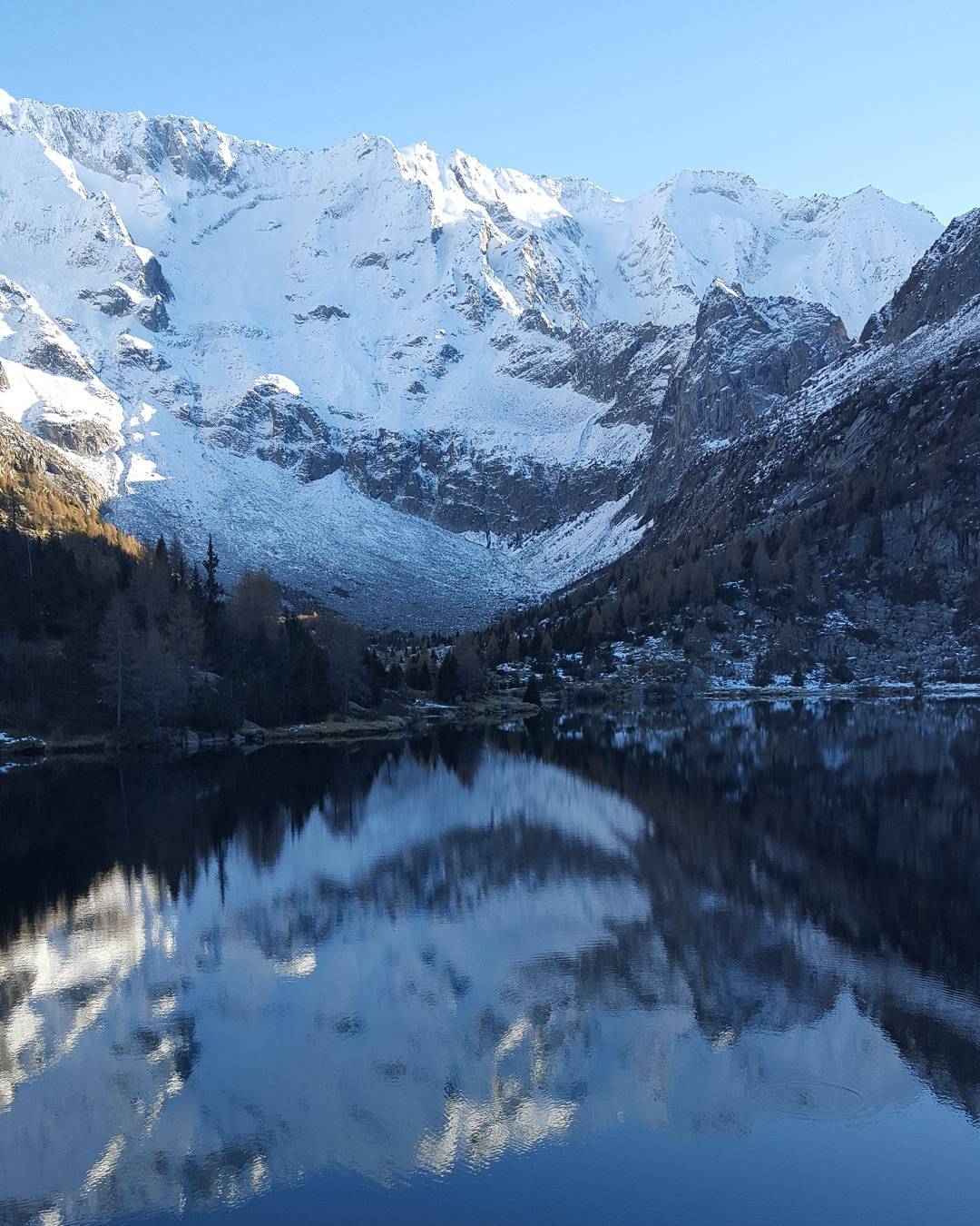 #lagoaviolo #valcamonica #edolo #vezzadoglio #parcoadamello #30km #spettacolo #riflesso #rifugiosandroocchi #cornobaitone #novembre #autunno