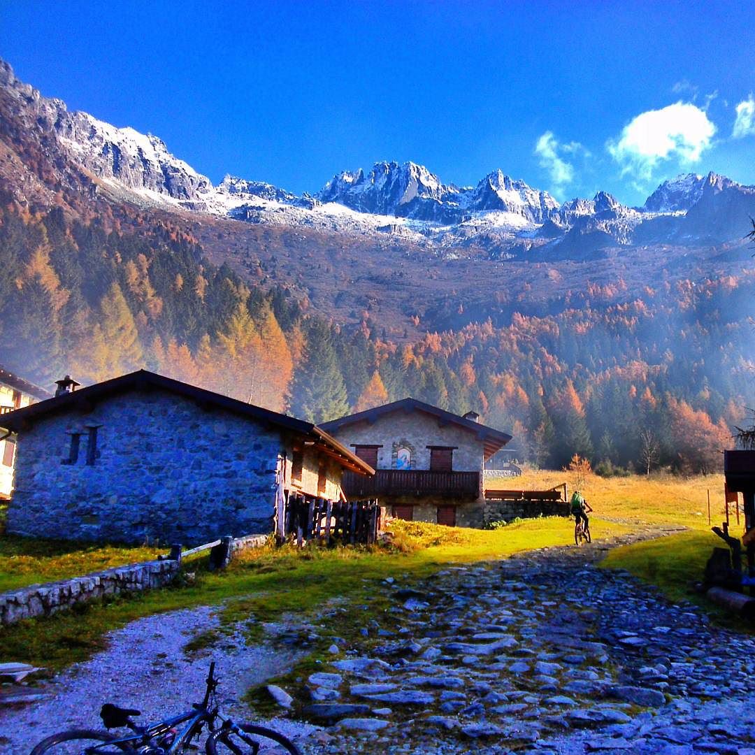 Conca del Volano in autunno, un gran posto da raggiungere e vivere in MTB EN Conca del Volano in autumn, a great place to reach and love on your mointain bike #igersmtb #mountainbike #mtb #mountainbiking #instabike #loves_bikes #bikeride #cycling #btt #loamlife #bicycle #nature #mtblife #bike #bikeporn #loves_mtb #instamtb #bici #cyclingshots #enduromtb #igerscycling #igersbrescia #valcamonica #freeride