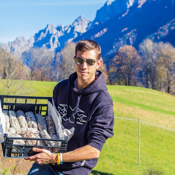 Direttamente dalla val di scalvia prodotti tipici artigianali ITALIANI! Il nostro é un bellissimo paese,abitato da persone bellissime,ogni uno col suo dialetto e con le proprie tradizioni. Salvaguardiamo la nostra nazione,lottiamo x il nostro paese,rivalutiamo la nostra cultura. Siamo Italiani,semplicemente una pagina avanti. #salumi #scalve #valcamonica #Bergamo #italy #madeinitaly #italyfood #abbadia #tradizione #bontà. #artigiani #nostrani #italiani #coppa #culatello #salami #lecco #alimentari.