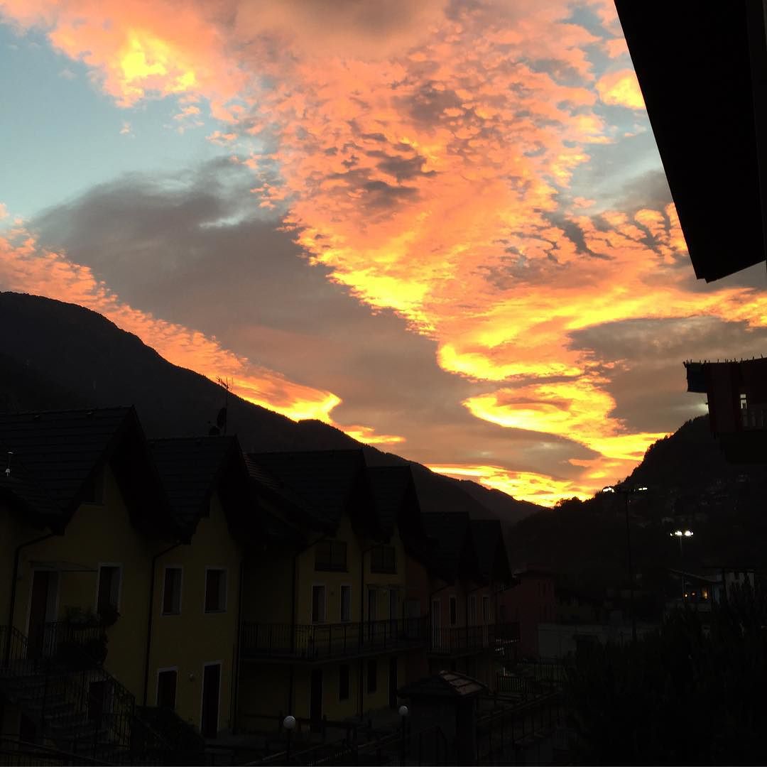 #trowback #autumn #amazing #amazingsunset #sunrise_sunsets_aroundworld #picoftheday #skyporn #worldclasssky #cloudporn #wow #vallecamonica #igersvallecamonica #igmountains #igersitalia #iglombardia #home